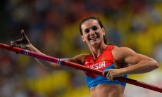 Елена Исинбаева вернулась в Россию и начала тренировки