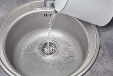 Кипяток в раковину. Почему эта привычка может дорого вам обойтись