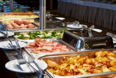 Чем опасны шведские столы