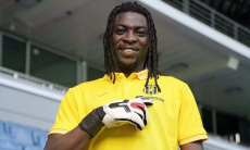 Титулованный африканский вратарь официально пополнил клуб КПЛ