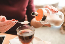 Врач рассказала, вредно ли пить чай с сахаром