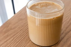 Кофе с молоком или сливками — как утренним ритуалом не навредить усвоению кальция