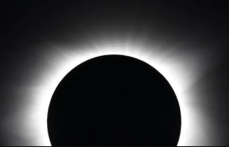 Астрономы поделились редкими изображениями черной луны