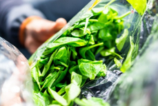 Эксперты рассказали, действительно ли полезны готовые к употреблению салаты