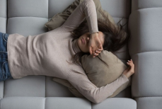 Врач объяснил разницу между признаками хронической усталости и обычным выгоранием