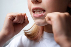 Ирригатор или зубная нить — вот что лучше для гигиены полости рта