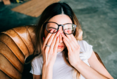 Чем опасна привычка тереть глаза