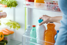 Эксперты раскрыли, почему нельзя хранить продукты на дверце холодильника