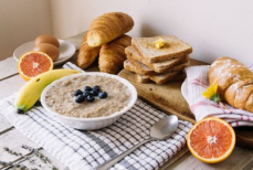 Что лучше есть на завтрак — яйца или овсянку