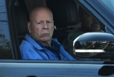 Актёра Брюса Уиллиса переселили в другой дом — что происходит