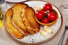 Врач Малышева назвала лучшее дополнение к помидорам — с медицинской точки зрения