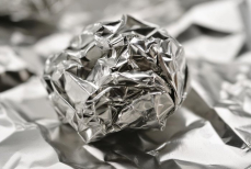 Почему опытные хозяйки закупают фольгу упаковками — шесть неожиданных лайфхаков