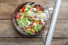 Стало известно, какие продукты не стоит заворачивать в пищевую пленку