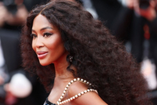 55-летняя Наоми Кэмпбелл продемонстрировала идеальную фигуру в бикини