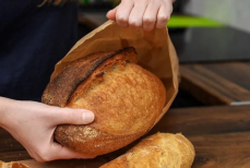 Как сделать засохший хлеб свежим и мягким за несколько минут