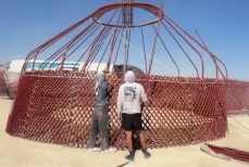 Казахстанская юрта выдержала испытание бурей на фестивале Burning Man