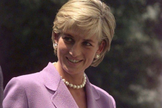 В Лондоне открыли капсулу времени принцессы Дианы — что нашли внутри