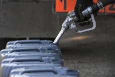 Эксперт рассказал, как долго можно хранить бензин в баке автомобиля и канистре