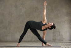 Врач ЛФК объяснила, полезна ли йога при сколиозе