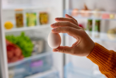 Врач рассказала, почему нельзя хранить в холодильнике мытые яйца