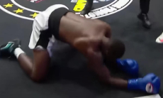 20-летний казахстанский боксёр жёстко нокаутировал соперника с десятью победами. Видео