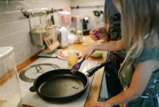 Раскрыт лайфхак для того, чтобы масло не брызгало со сковородки — забудете о проблеме за считанные минуты