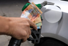 В Казахстане снова подорожал бензин и дизель