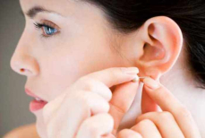 Врач объяснил, чем может обернуться привычка спать с серьгами