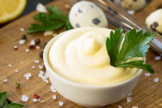 Соус против жвачки и царапин на мебели — неожиданные лайфхаки с майонезом