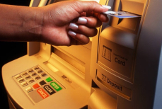 Казахстанкам запретили снимать деньги с карт мужей