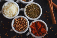 Четыре приправы, которые нельзя хранить рядом с сахаром