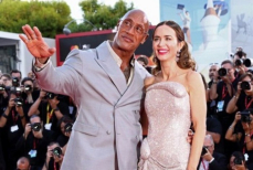 Дуэйн Джонсон расплакался на премьере «Крушащей машины» в Венеции