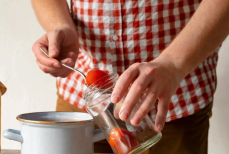 «Они выделяют токсины». Врач назвала самый опасный вид домашних закруток