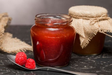 Обязательно ли хранить открытую банку варенья в холодильнике