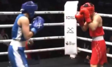 Видео боя Казахстан — Узбекистан с разгромом и нокдауном на ЧМ-2025 по боксу