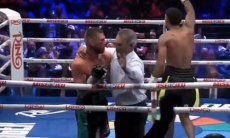 Российского боксёра избили и нокаутировали в бою за титул чемпиона мира. Видео