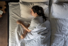 Названа самая вредная поза для сна