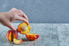 Можно ли есть плесневелые фрукты, если вы срезали пораженную часть