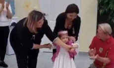 Болельщик сборной Уэльса провел «тусау кесер» девочке в Астане. Видео