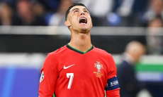 Роналду оттолкнул фаната в футболке мадридского «Реала»