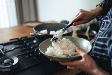 Микробиолог рассказала о рисках повторного разогрева риса