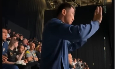 «Дык-дыдык! Вась-Вась!». Махмуд Сабырхан сорвался во время боя Торехана на ЧМ-2025