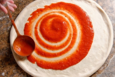 Названы продукты, которые опасно сочетать с помидорами — даже в пицце не к месту