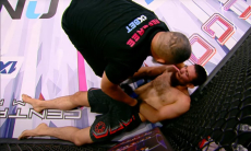 Казахстанский боец эффектно финишировал узбекистанца с восемью победами в поединке за титул. Видео