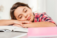Ранний сон помогает подросткам лучше решать задачи — выводы ученых Кембриджа