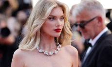 Известная модель показала идеальную фигуру в облегающем наряде. Фото