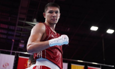 Титулованный боксер из Казахстана вышел в четвертьфинал ЧМ-2025