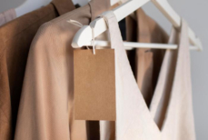 Носить чужие вещи опасно? Дерматолог объяснила, так ли это