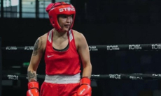 Нокаутом после трех нокдаунов завершился первый бой Назым Кызайбай на ЧМ-2025 по боксу