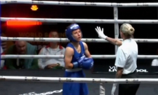 Видео победы Казахстана нокаутом после трех нокдаунов на ЧМ-2025 по боксу